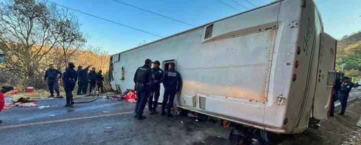 Vuelca camión que salió de San Luis de la Paz; hay 14 muertos