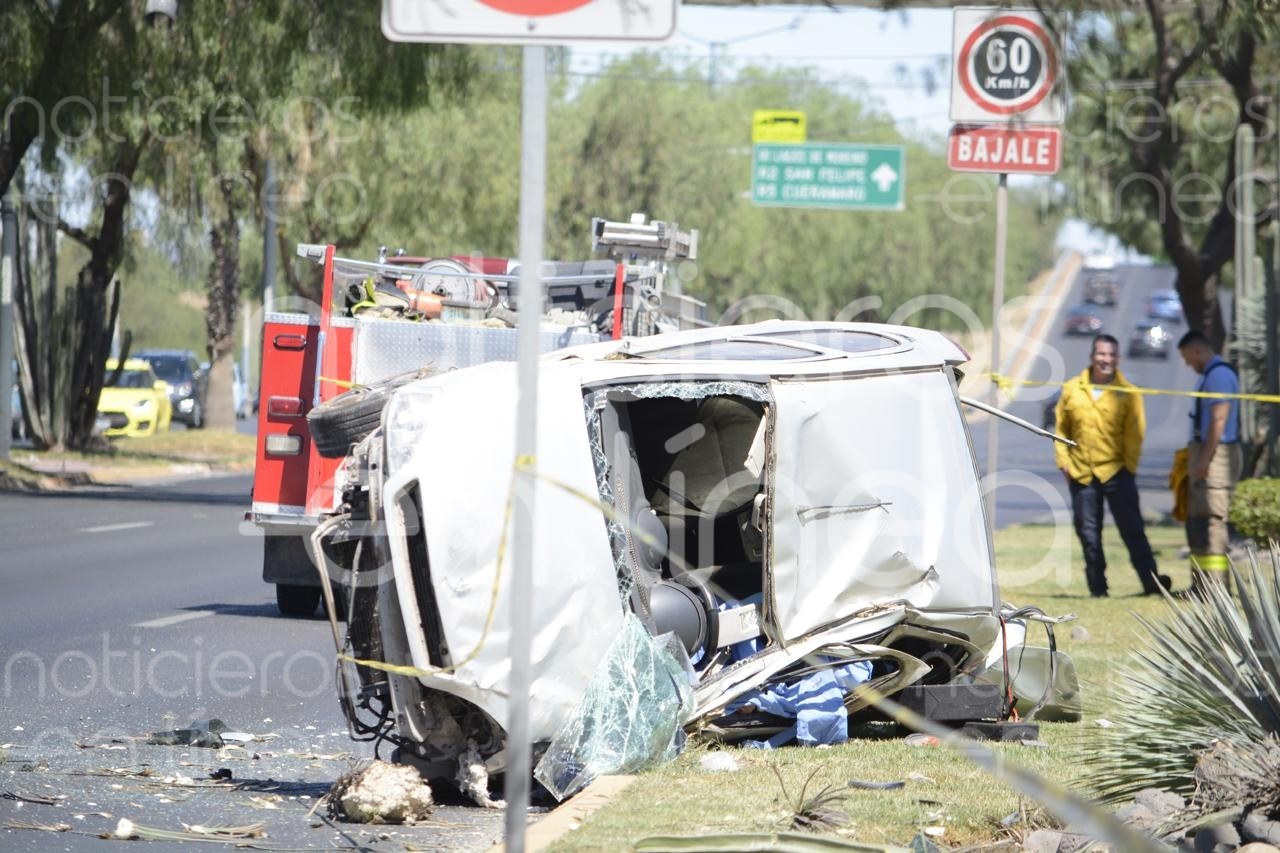Volcadura en el bulevar Aeropuerto deja a un hombre muerto