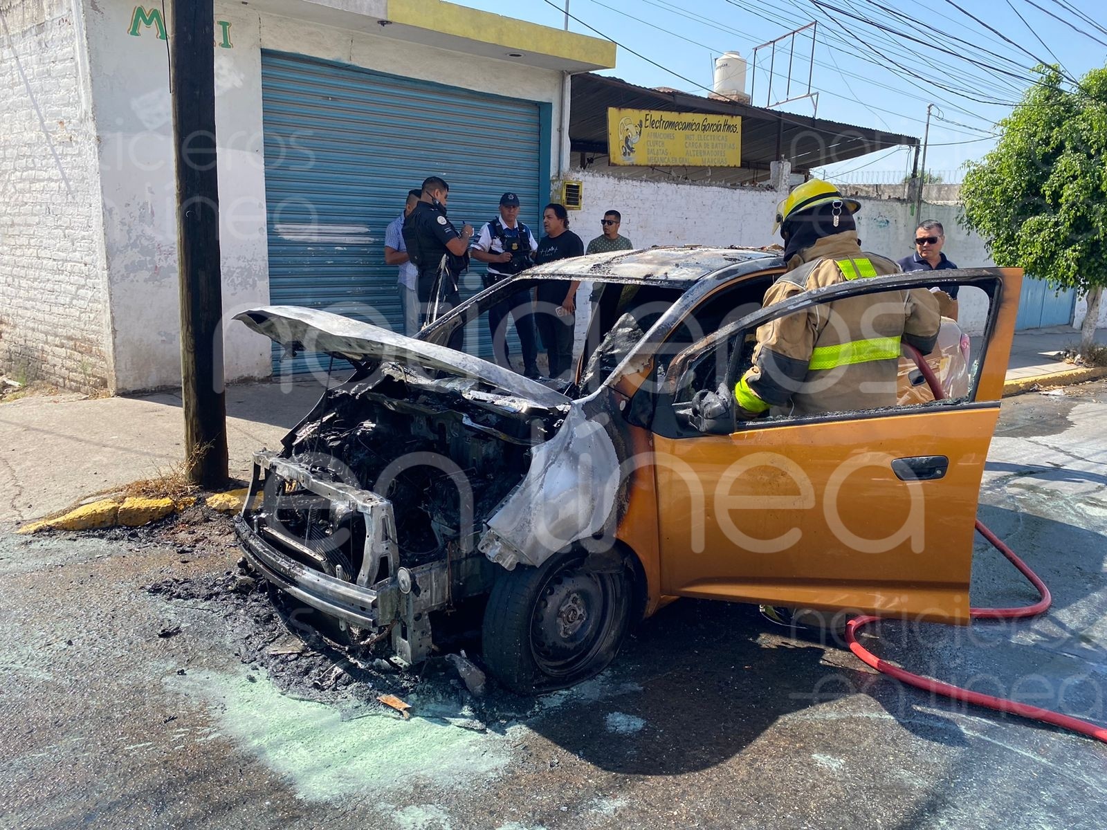 Se incendia coche por corto circuito en la colonia Chapalita
