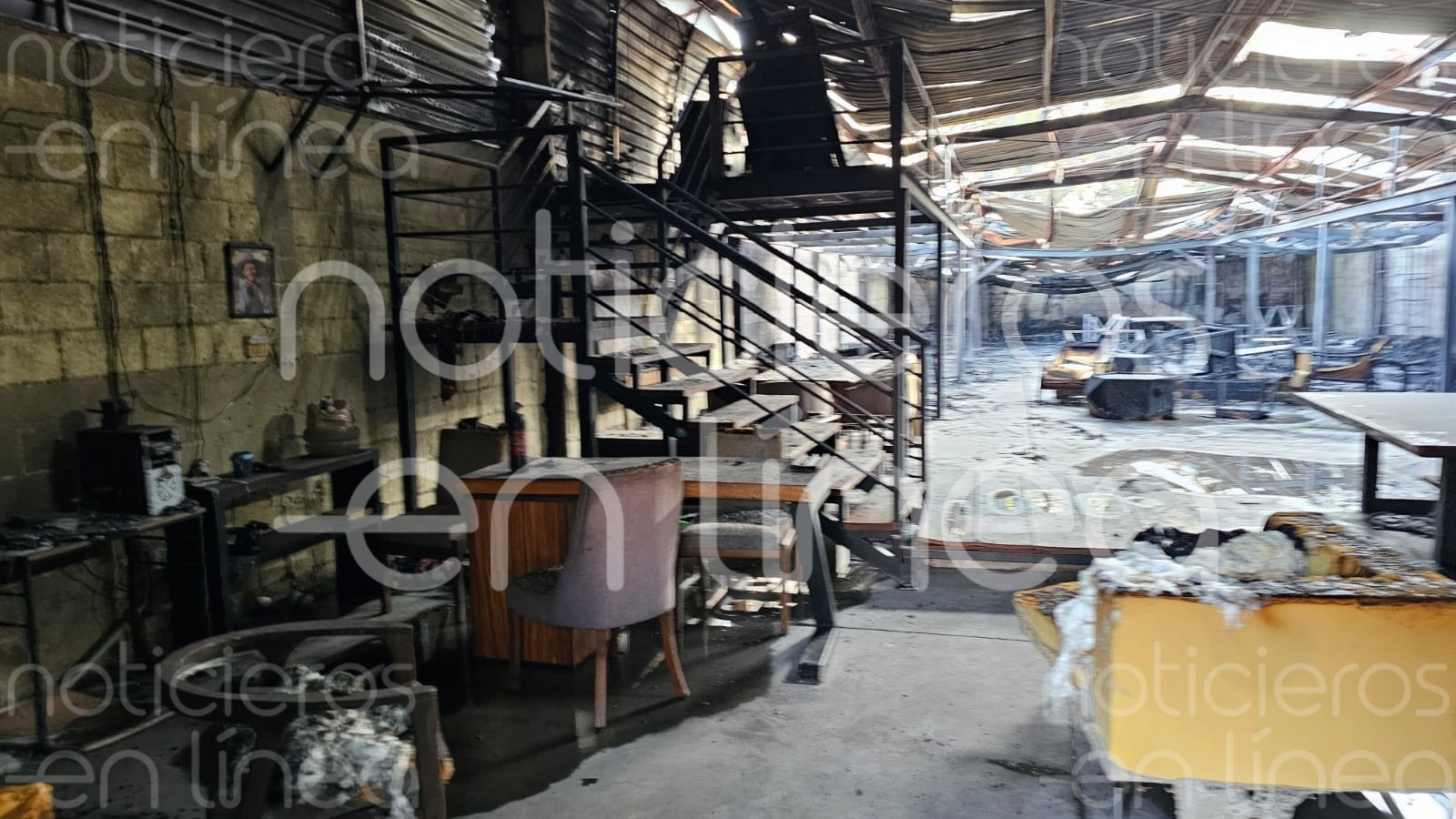 Se incendia mueblería en San Jerónimo; hay 2 millones en pérdidas