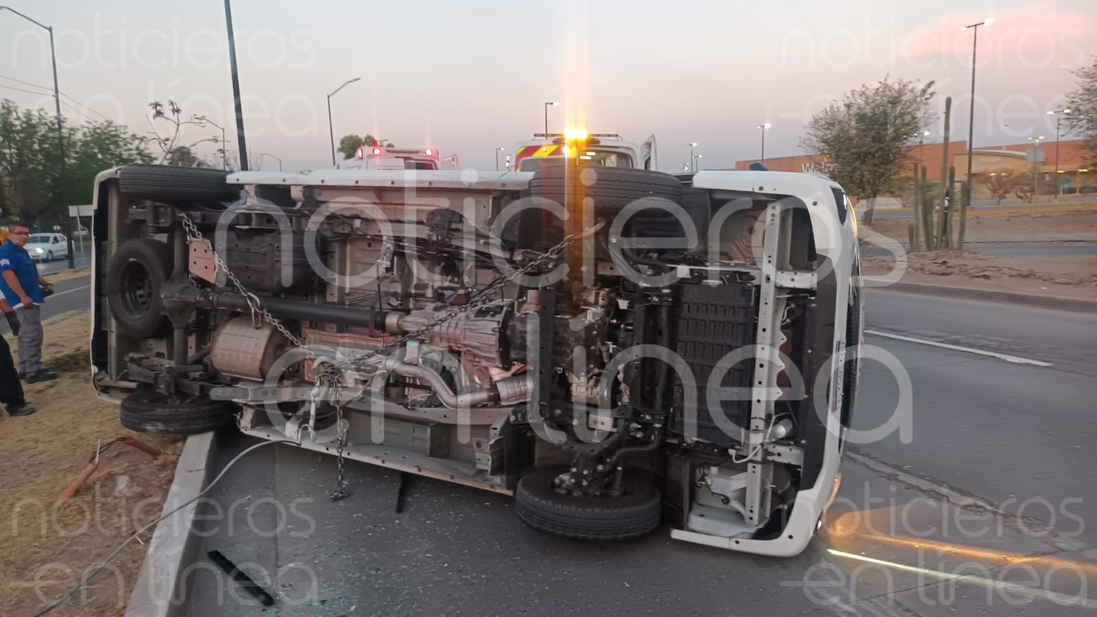 Choca y vuelca camioneta de transporte de personal en El Carmen