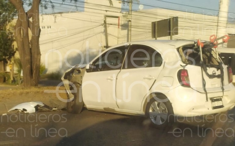 Estudiantes pierden el control de su auto y chocan en el bulevar Aeropuerto