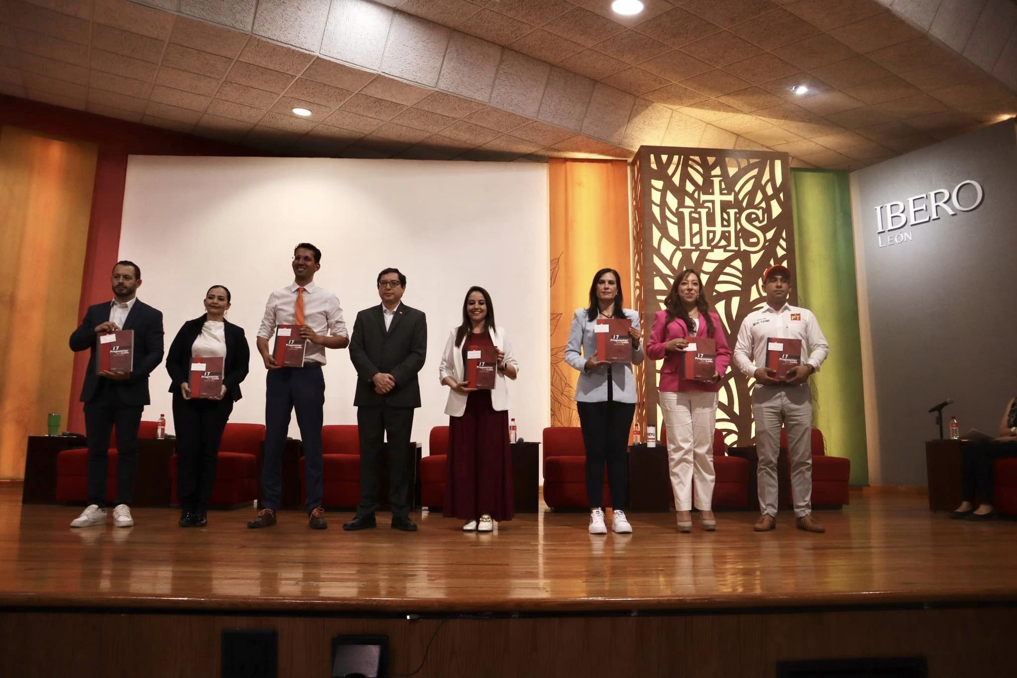 Firman candidatos 17 compromisos en la Ibero León