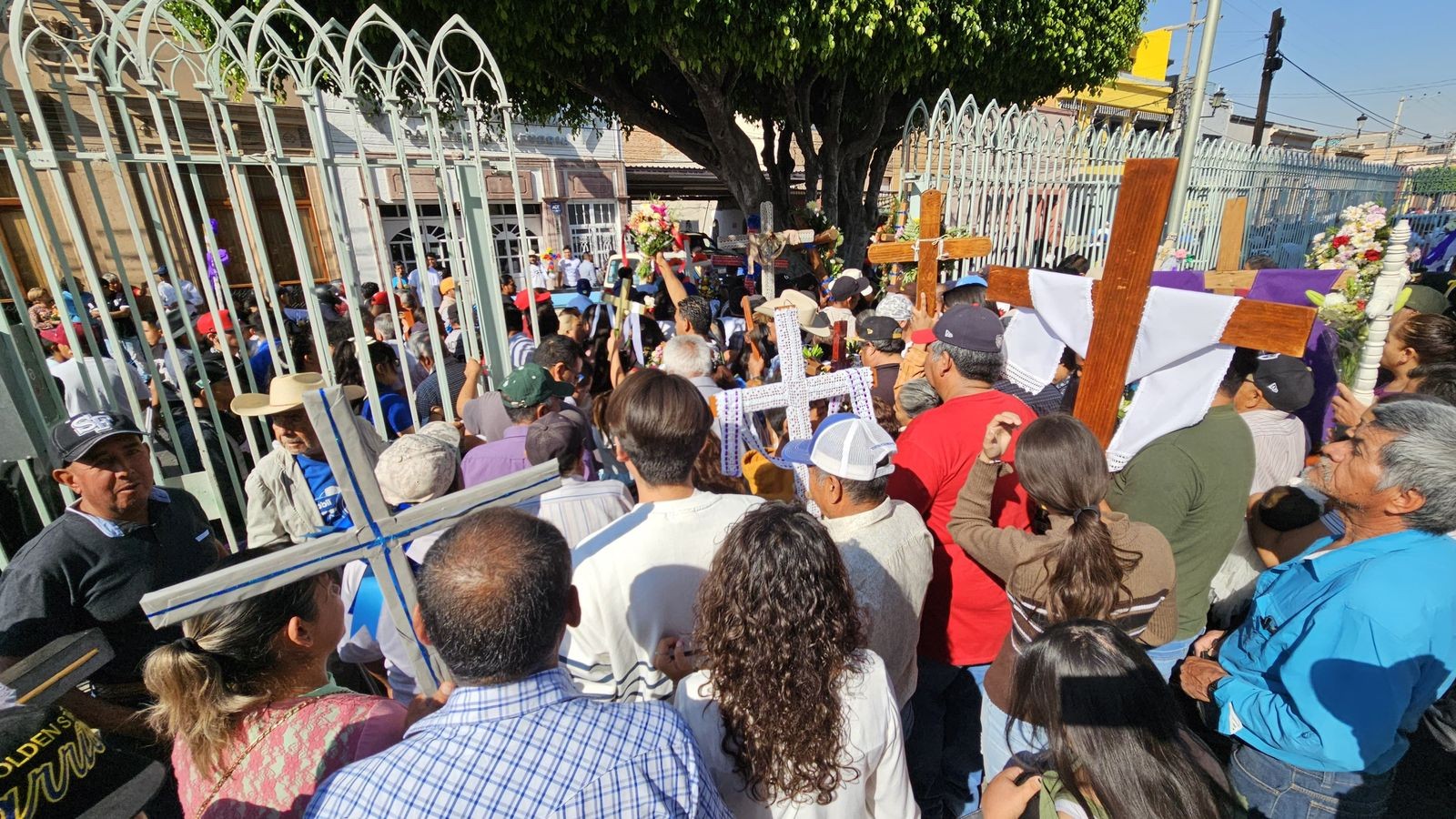Leoneses celebran Día de la Santa Cruz en Templo Expiatorio