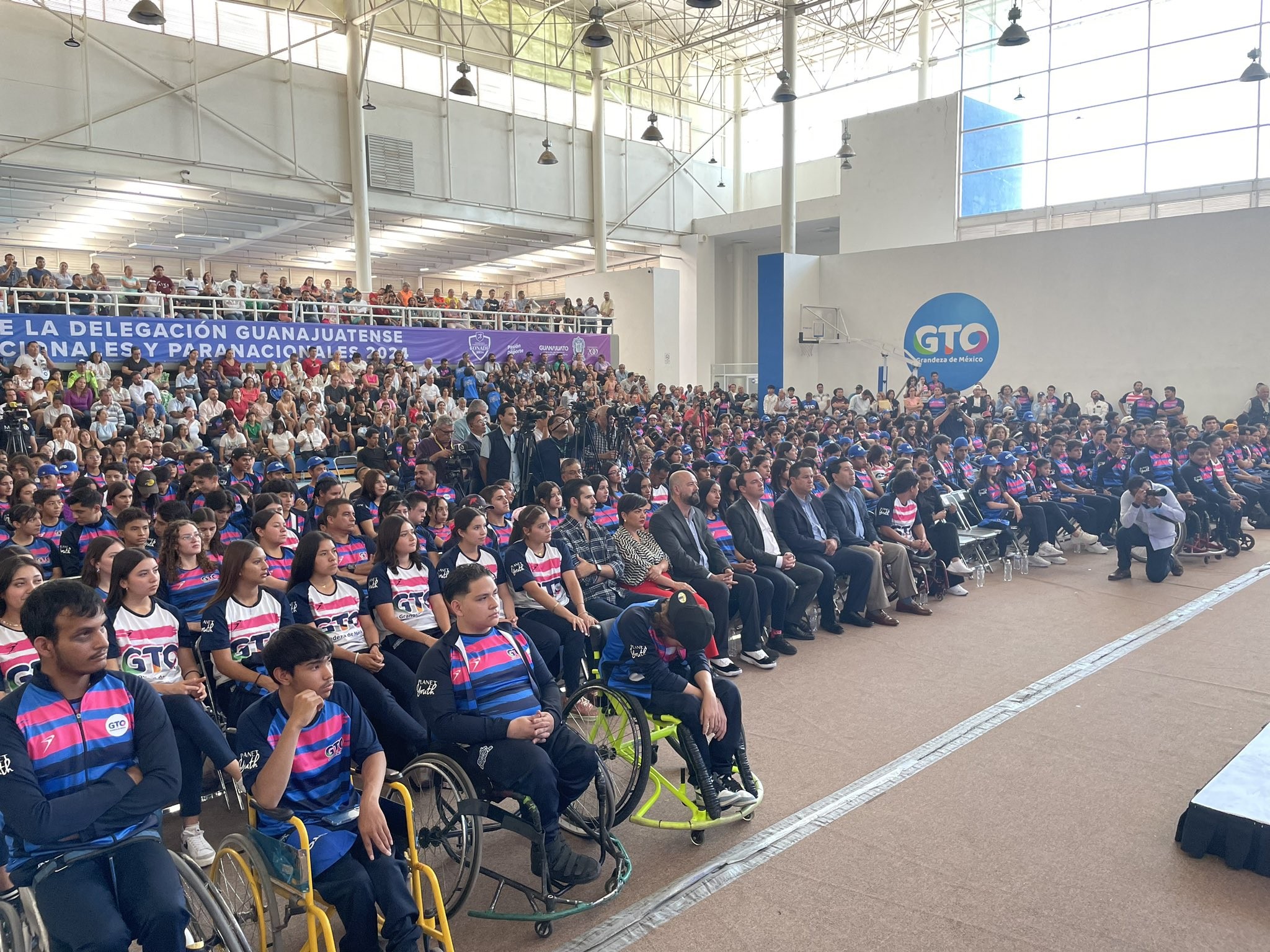 Abanderan a guanajuatenses que irán a Juegos Nacionales y Paranacionales 2024