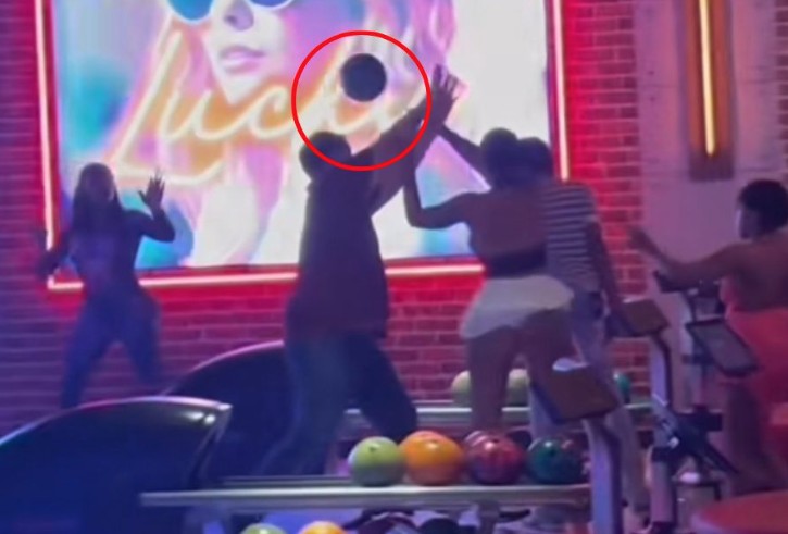 (VIDEO) Graban a mujer lanzándole una bola de boliche a joven