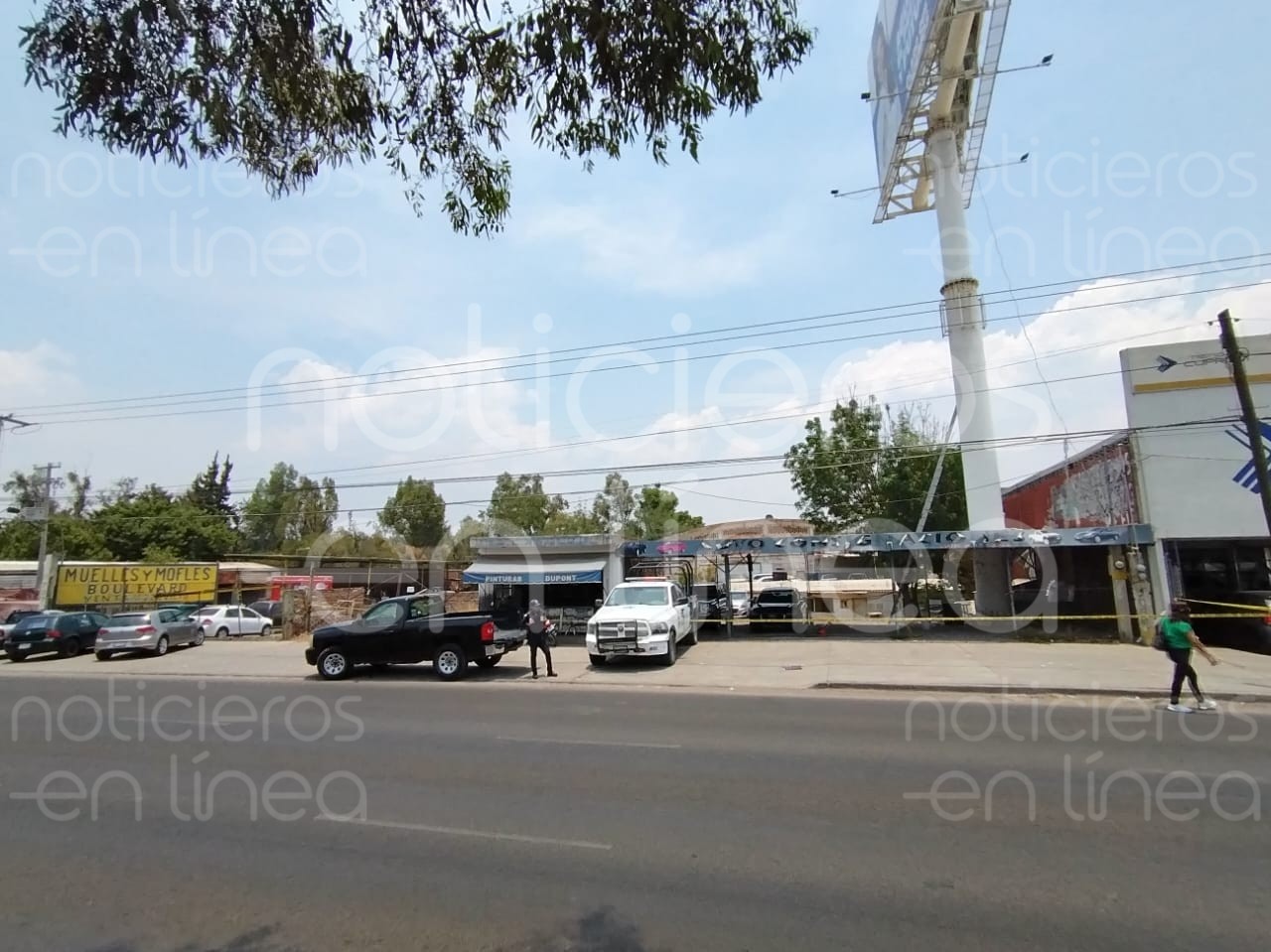 Hombre muere tras caer desde un espectacular en Prados Verdes