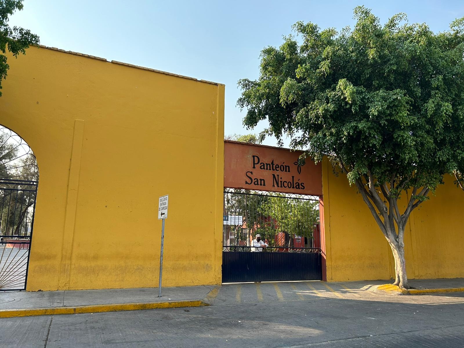 Leoneses visitan Panteón San Nicolás durante el Día de las Madres