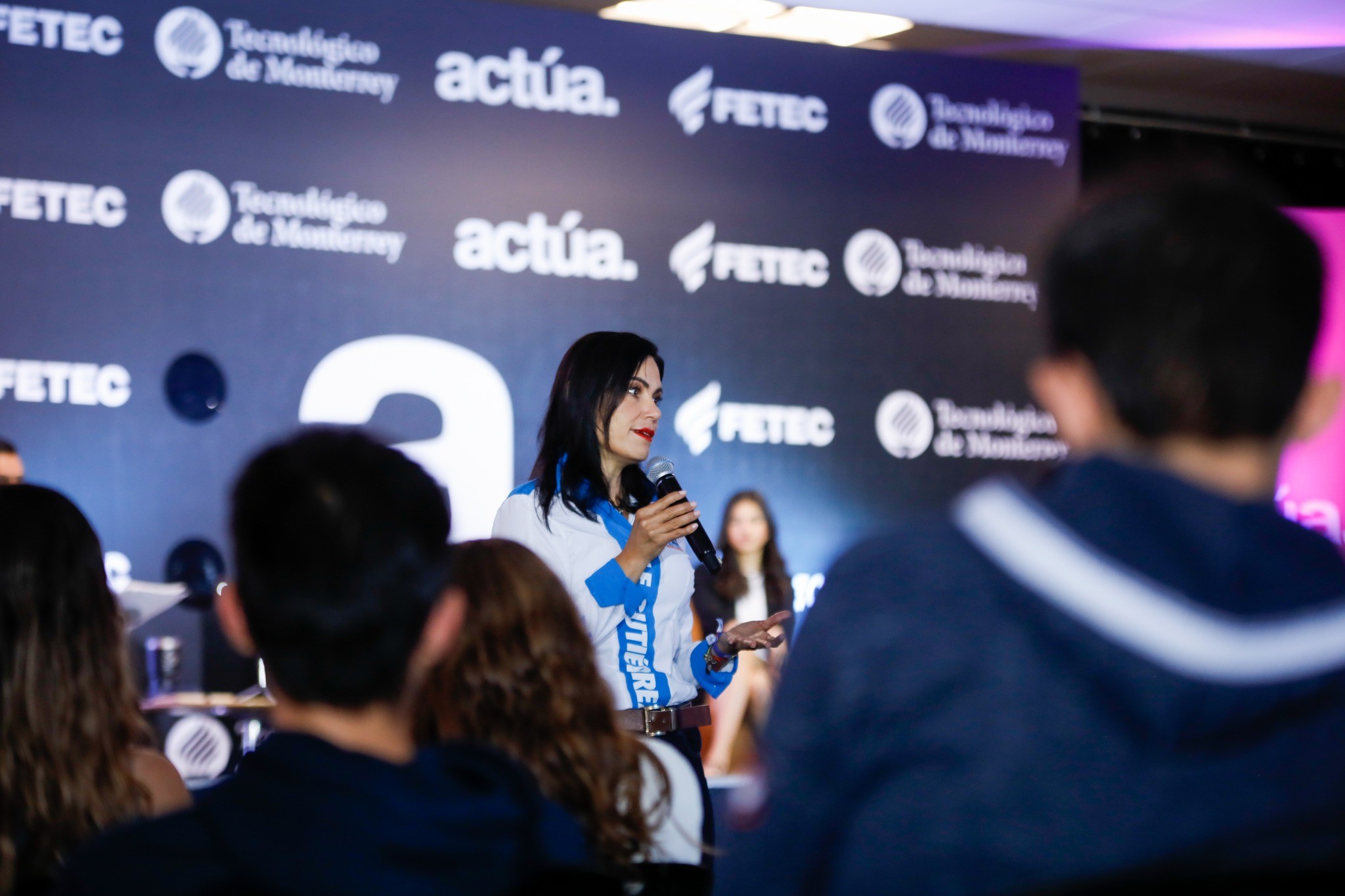 Pide Ale a jóvenes comparar proyectos y resultados antes de votar