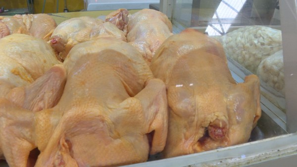 ¿Se debe lavar el pollo antes de cocinarlo? Esto dicen los doctores