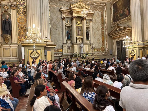 Leoneses celebran a la Virgen de La Luz en la Catedral