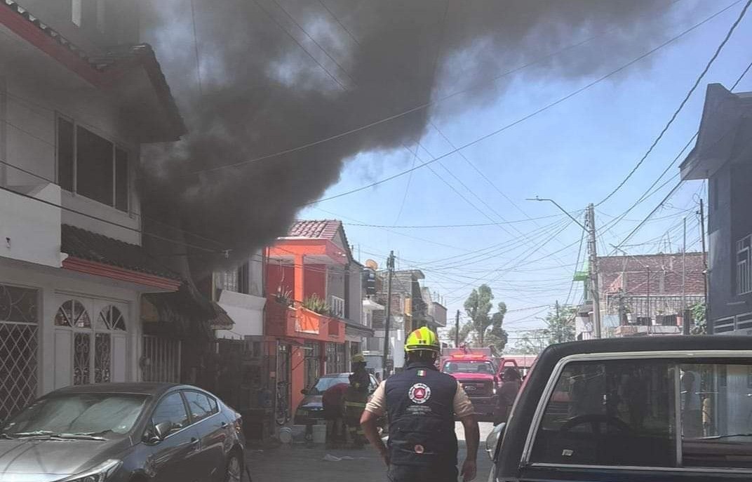 Se incendia fábrica en Lomas de la Trinidad; hay 7 lesionados