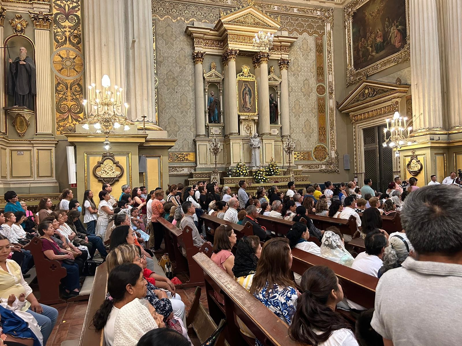 Leoneses celebran a la Virgen de La Luz en la Catedral