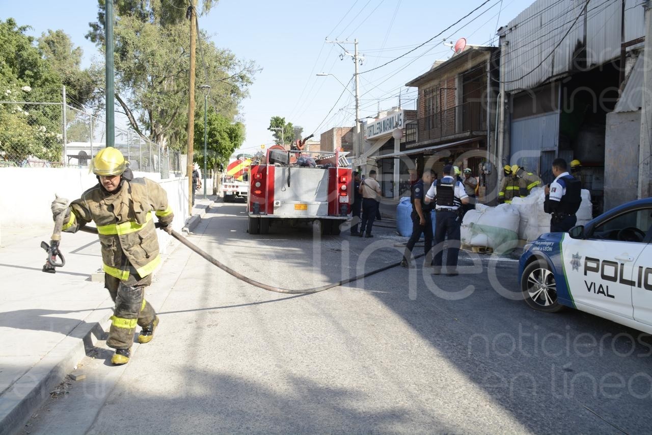 Arde fábrica de suelas en la colonia Cañada de Alfaro