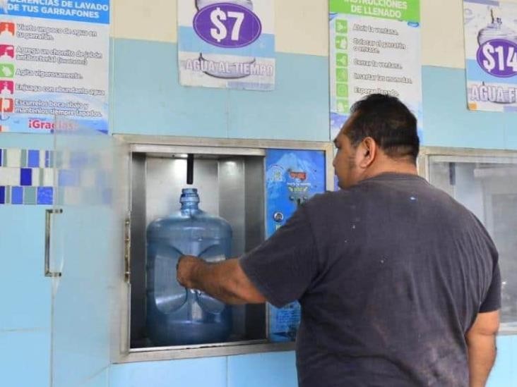 Por tandeo de agua en León, usan garrafones de agua purificada para el hogar