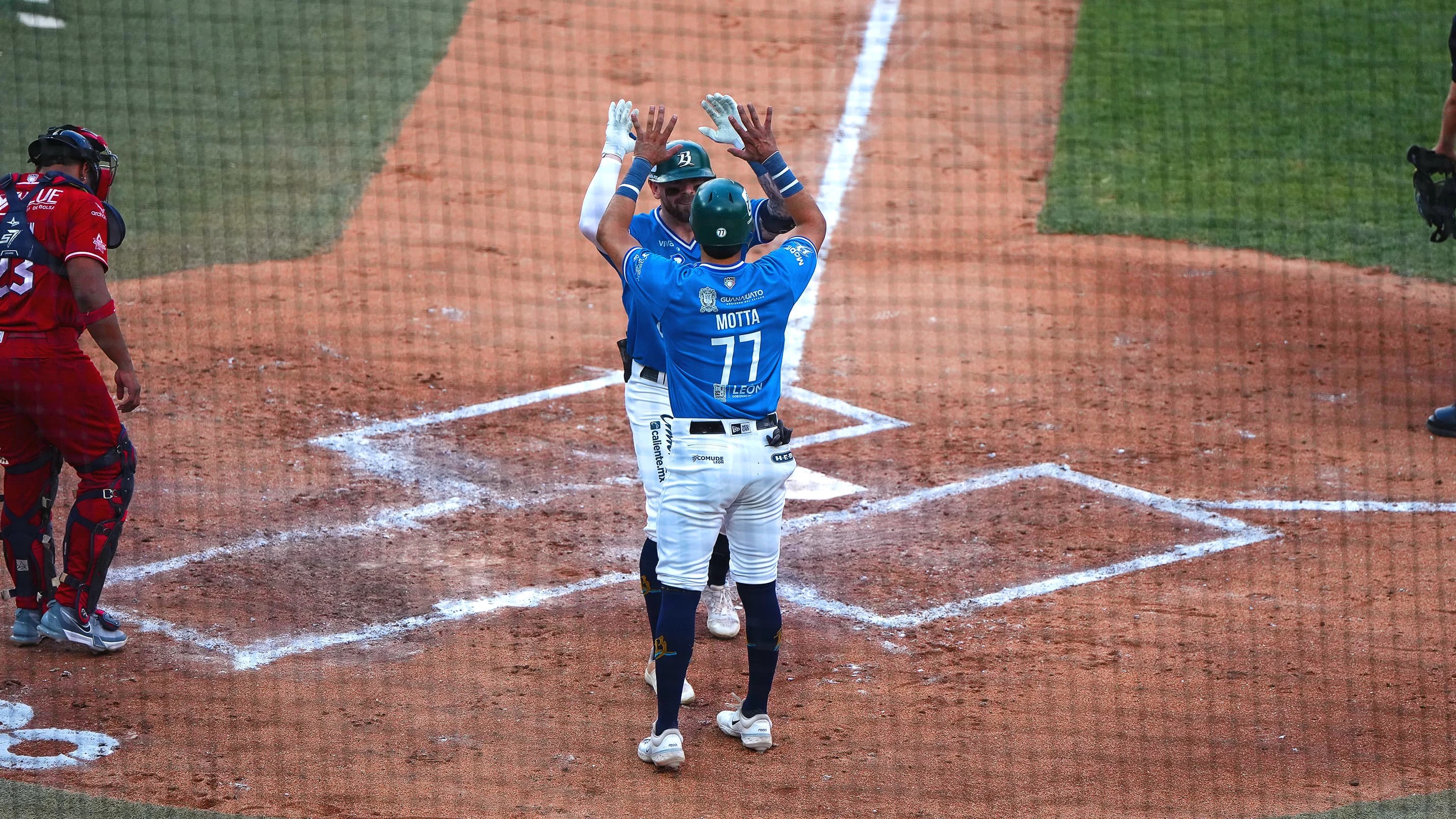 Los Bravos de León vencen al Águila y se llevan la serie en casa