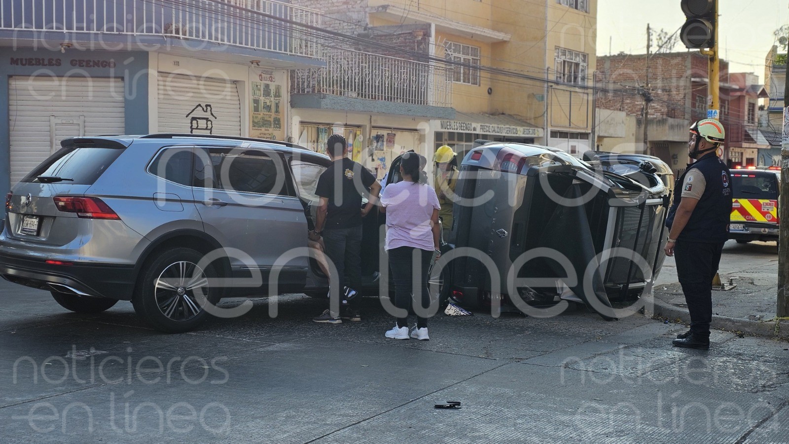 Camioneta choca y vuelca en la colonia Industrial; hay 3 heridos