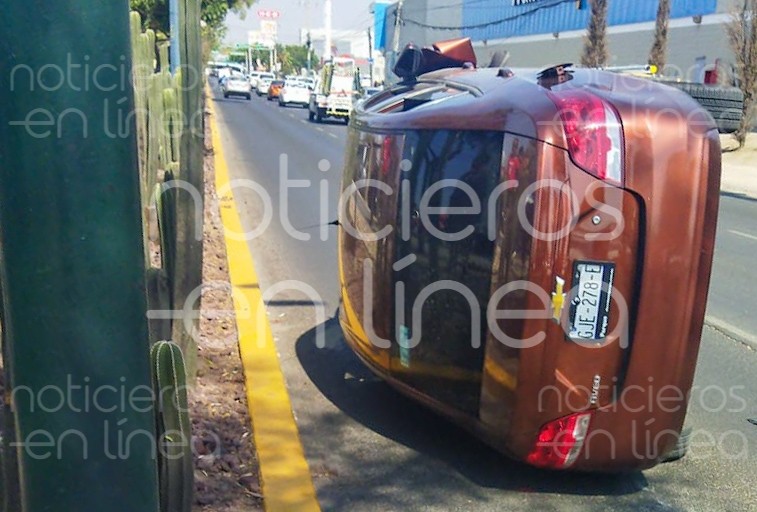 Se registra volcadura de vehículo en el bulevar Torres Landa