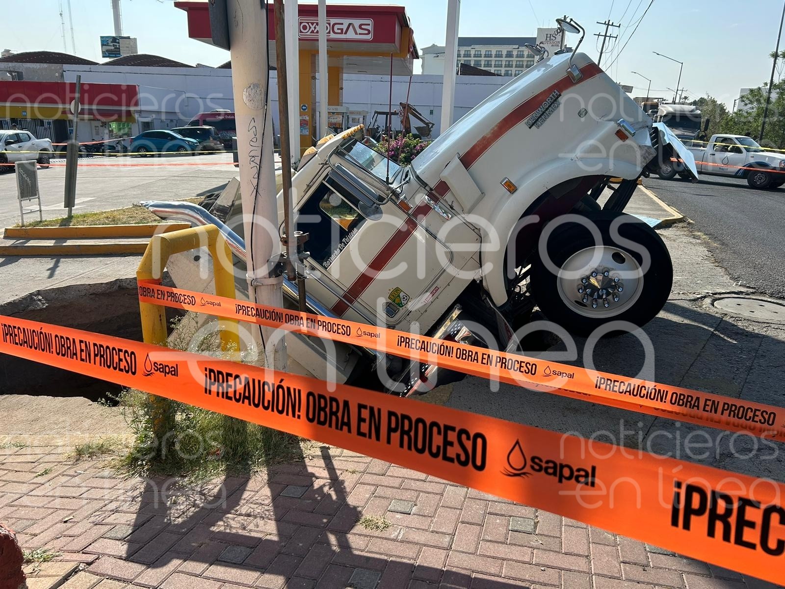 Cae tolva en socavón a unos metros del Malecón en León