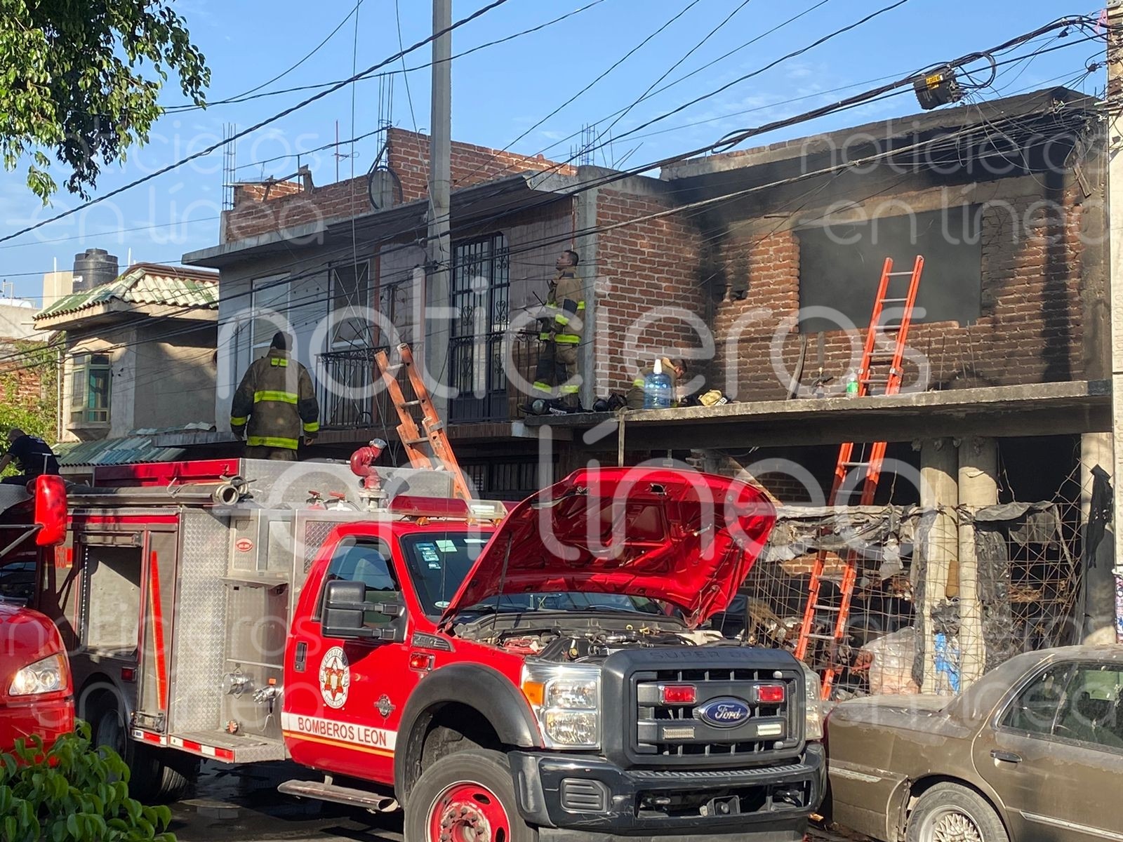 Incendio de casa abandonada en Valle de León provoca intensa movilización