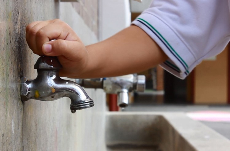 Escuelas públicas solicitan pipas para abastecerse de agua en León