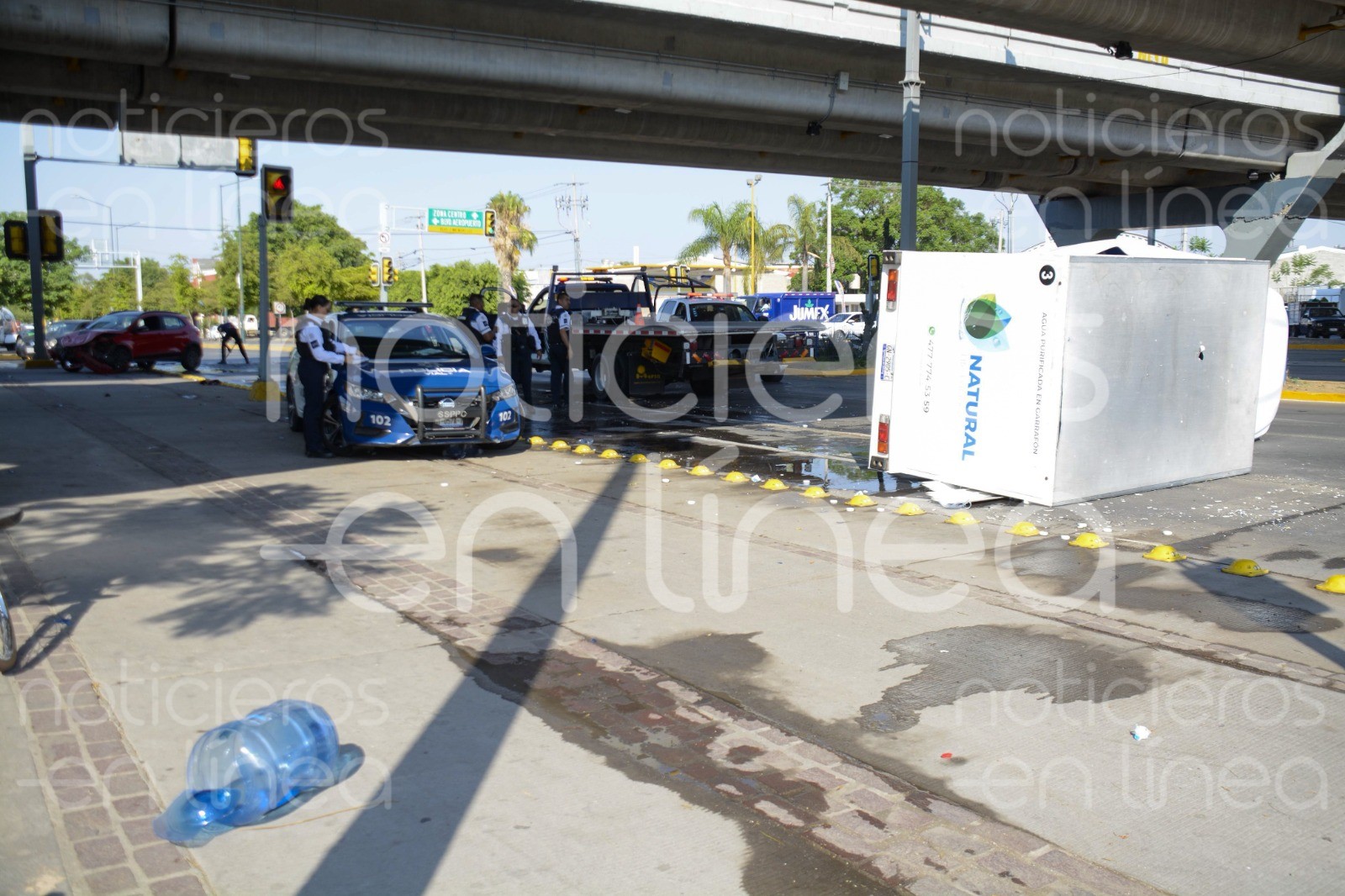 Se registra volcadura, policía atiende reporte y lo atropellan en León