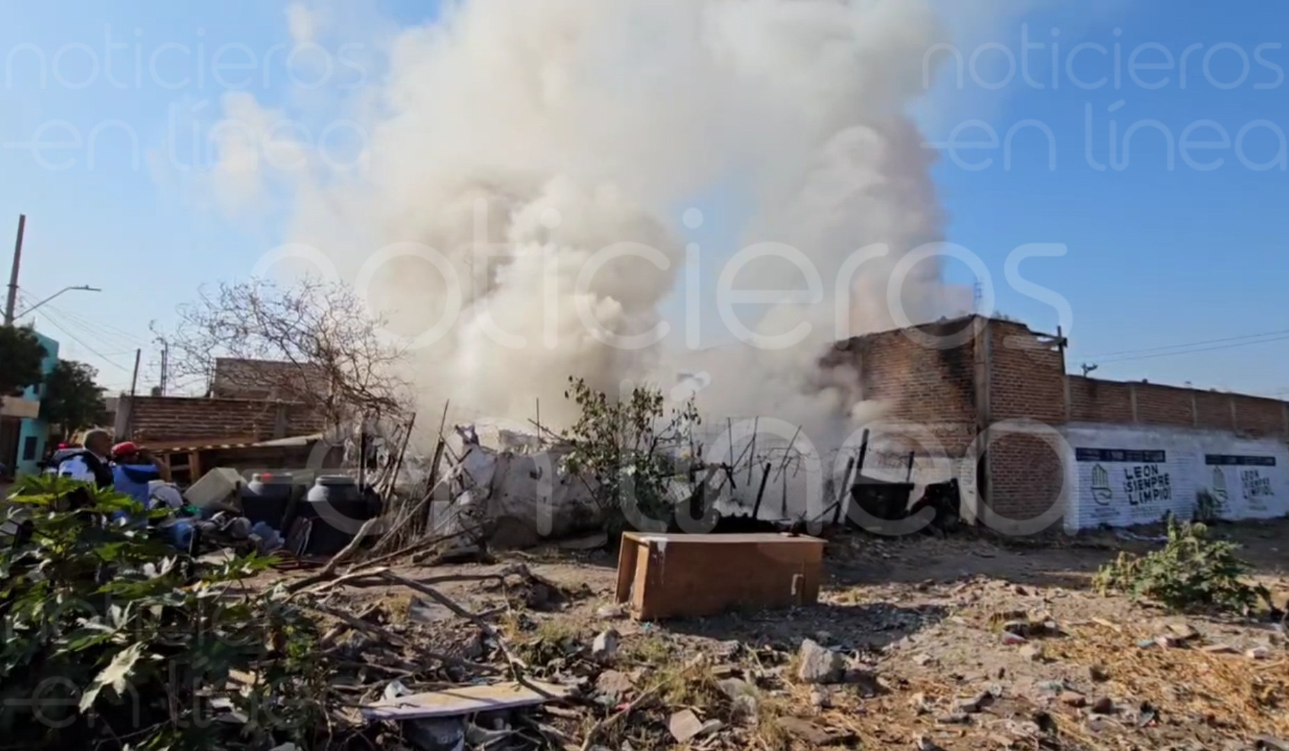 Incendio consume una vivienda en la colonia 10 de Mayo