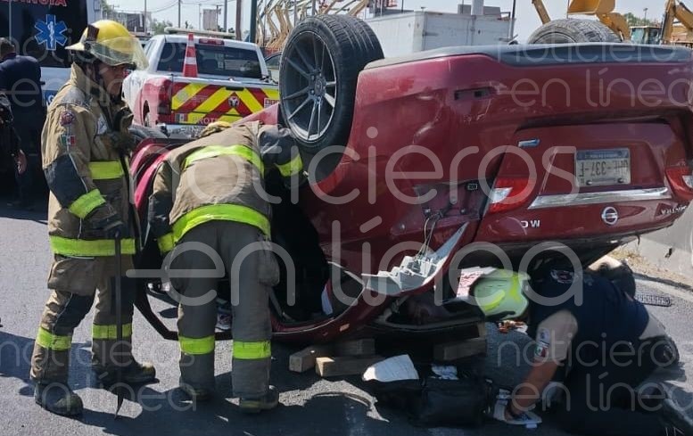 Volcadura en bulevar Aeropuerto deja 2 heridos, entre ellos un menor