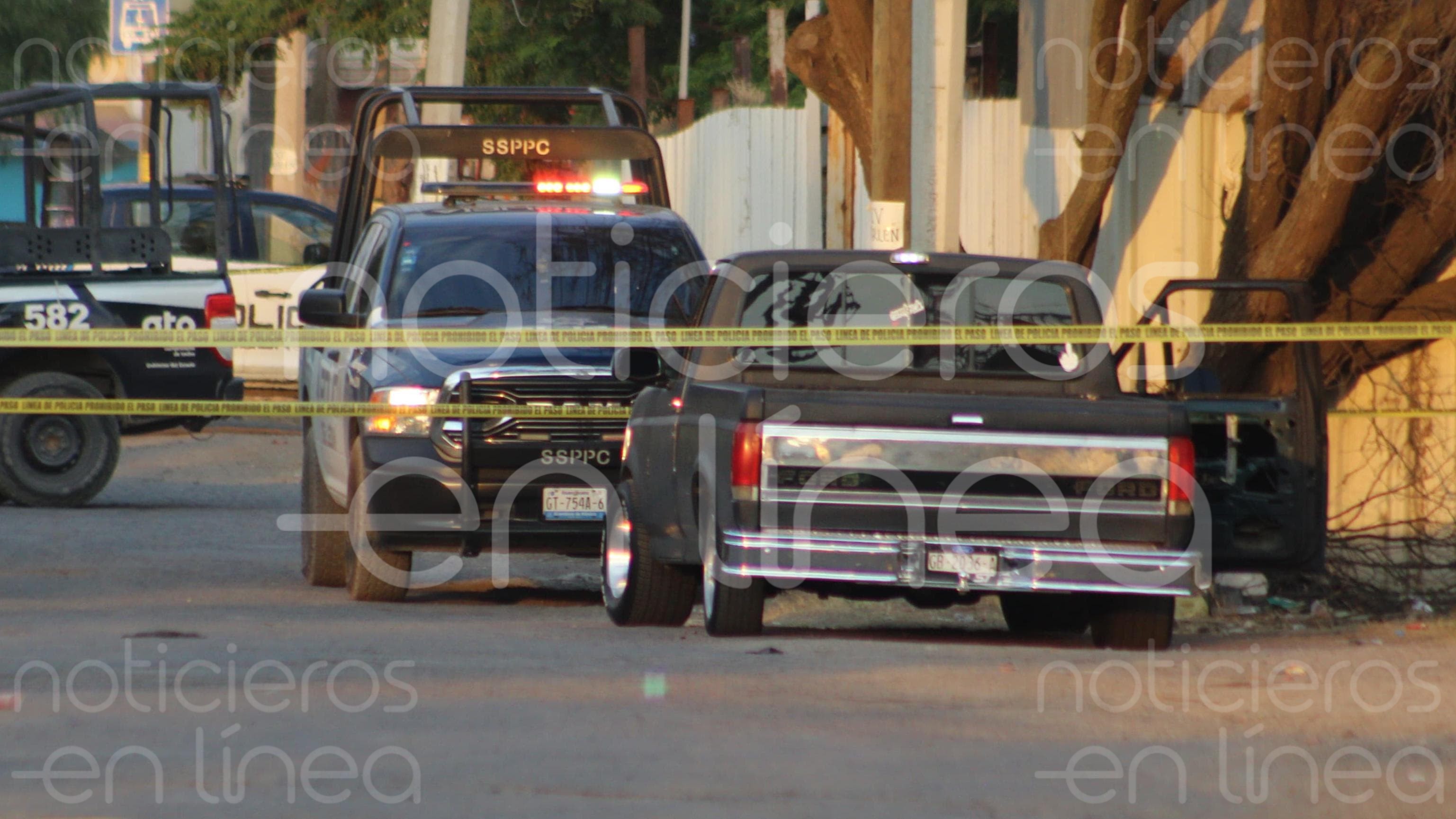 Localizan a dos hombres ejecutados en el interior de una camioneta en Los Pinos