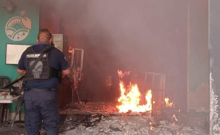 Detonan explosivo en tienda de alcalde electo de Tarimoro; hay 2 muertos