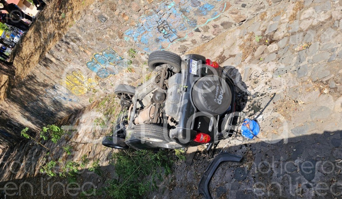 Joven vuelca camioneta dentro de un arroyo en Villa Insurgentes