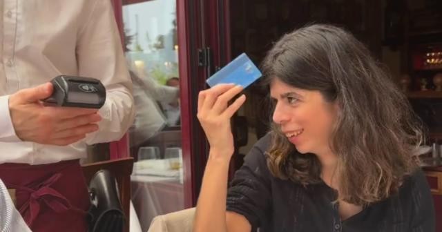 Mujer con Síndrome de Williams consigue empleo; con primer sueldo invita a su familia a comer