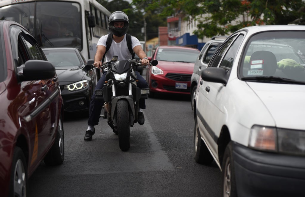 Motos en el carril derecho: el reto será aplicar el reglamento, señala Coparmex