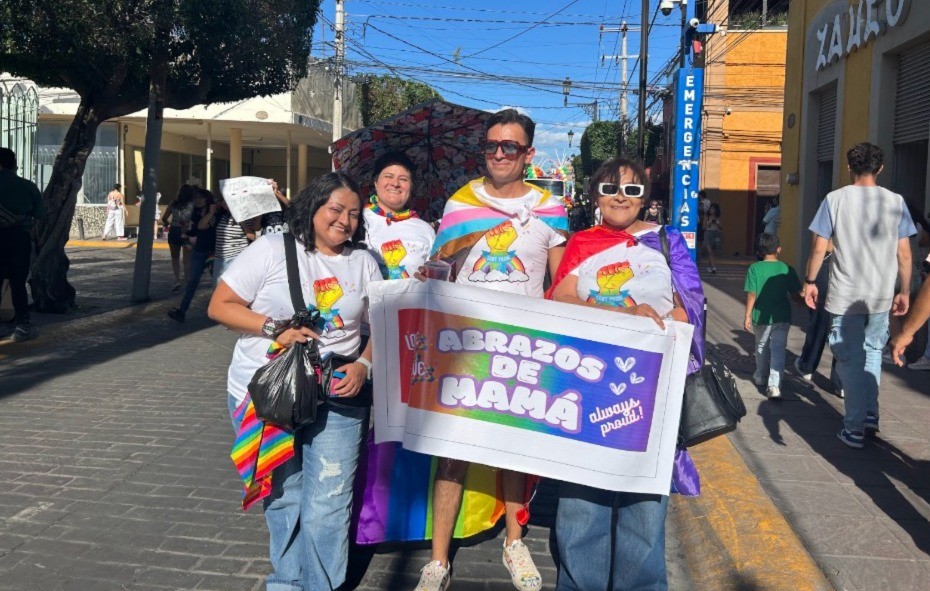 Regalan 'abrazos de mamá' en la marcha Pride 2024 en León