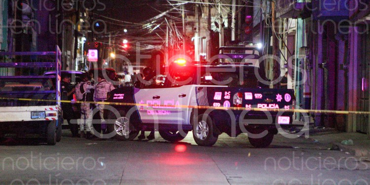 Lo balean tras abrir la puerta de su casa en el Coecillo