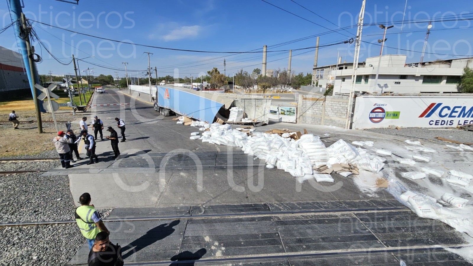 Tráiler intenta ganarle el paso al tren y lo embiste en San José de Cementos