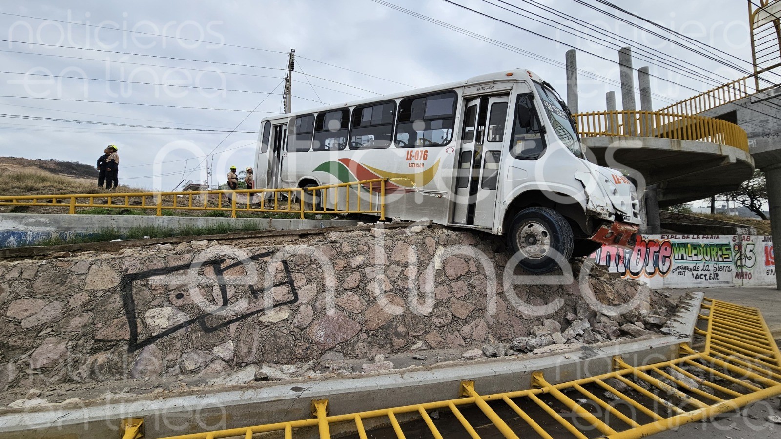 Camión urbano se queda sin frenos y choca en la León-San Francisco