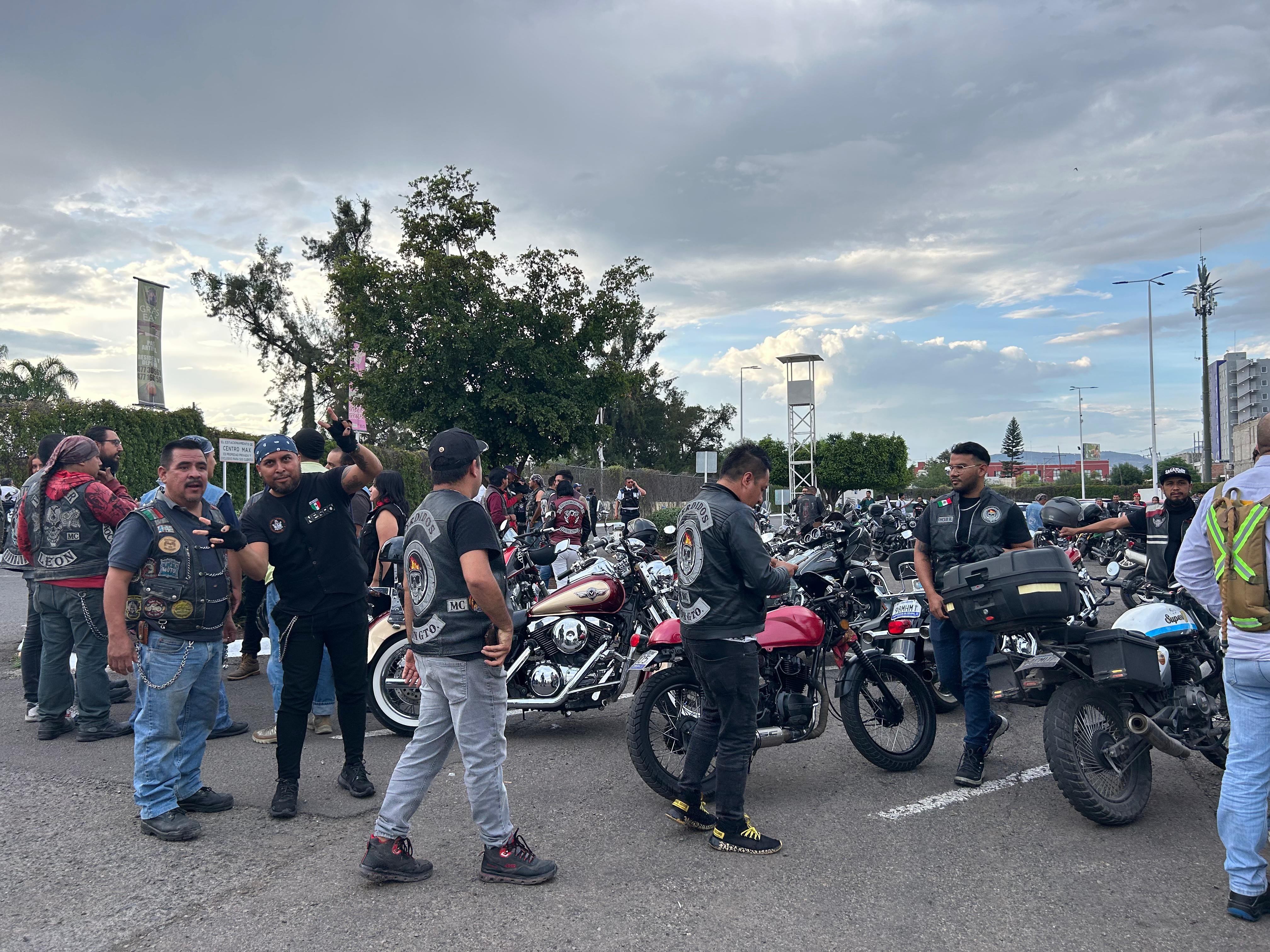 Clubs de motos en León realizan simulacro circulando por carril derecho 
