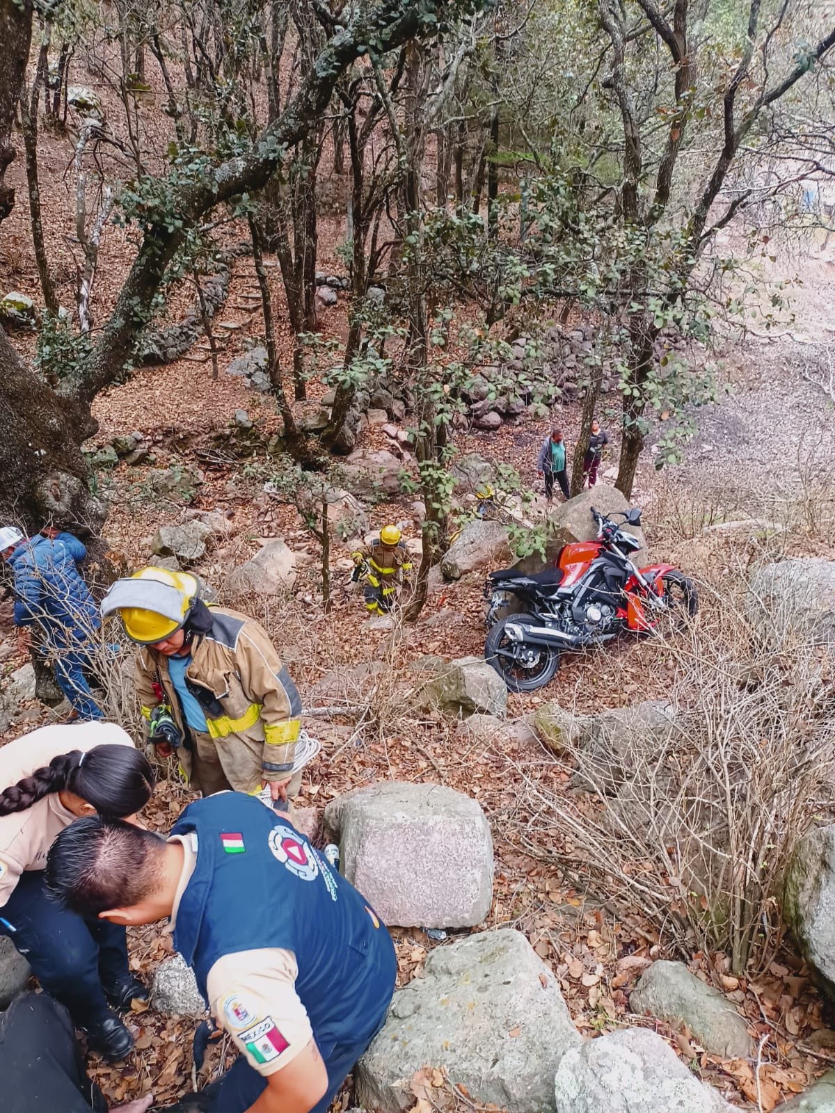 Rescatan a motociclista que cayó a un barranco en Sierra de Lobos