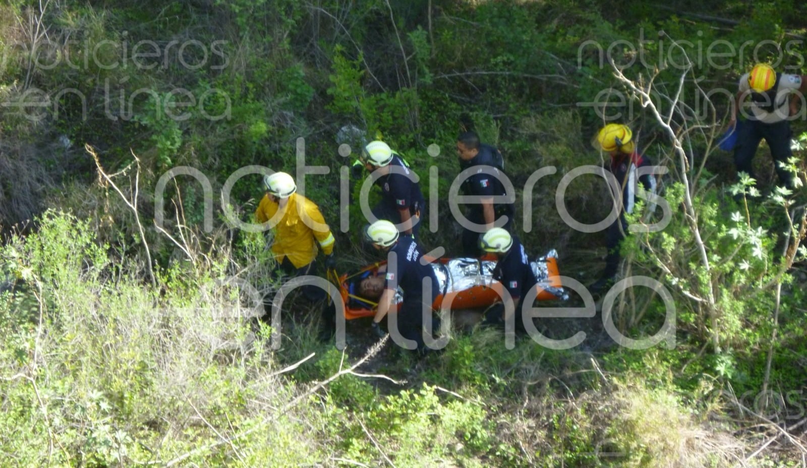 Rescatan a hombre que cayó a un barranco en Cañada del Refugio