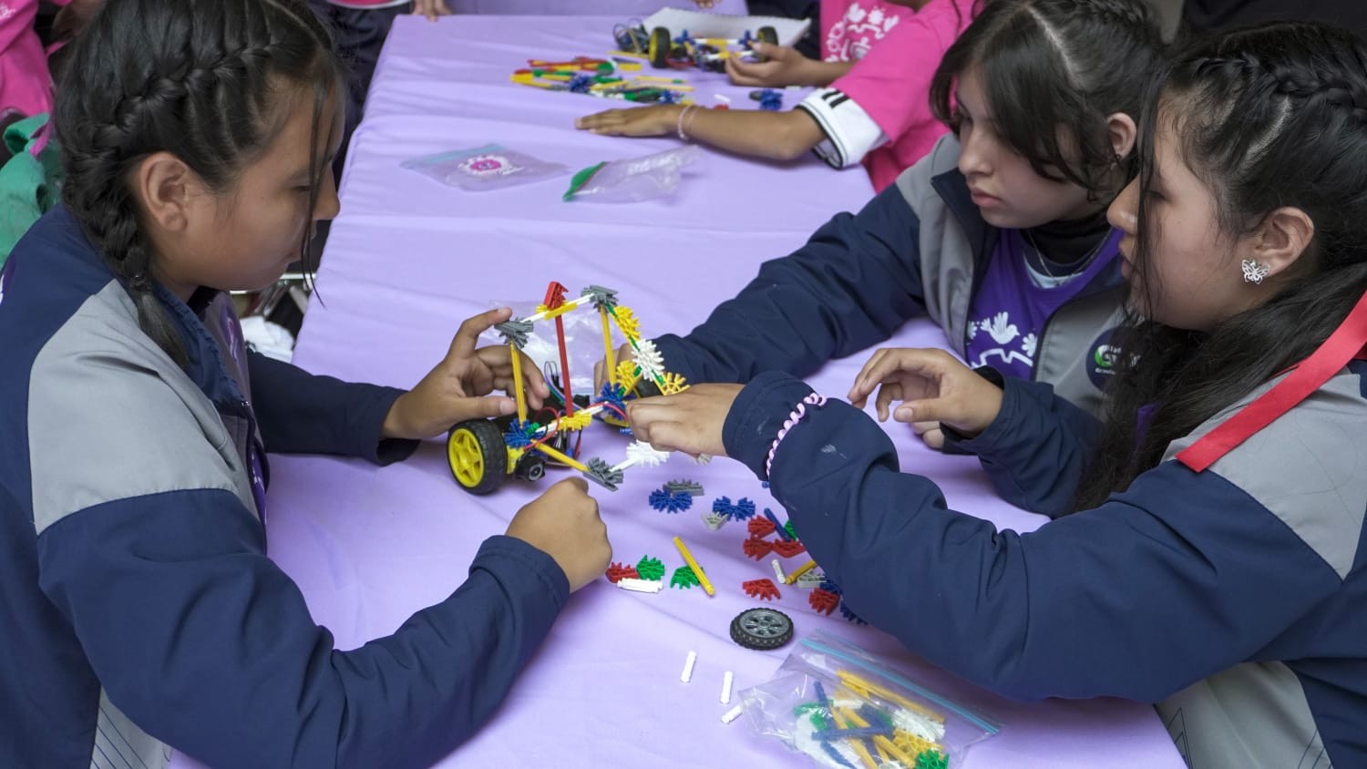 Demuestran niñas indígenas conocimientos tecnológicos en Circuito de Robótica
