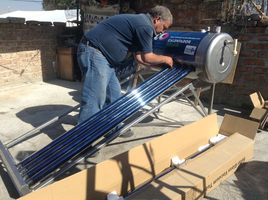 Comienza entrega de calentadores solares y láminas en León