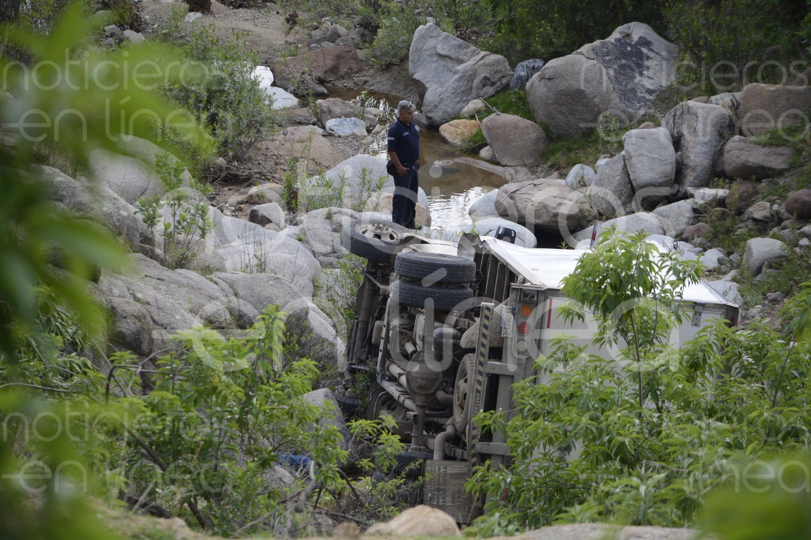 Vuelca camioneta de carga en un río en la comunidad de Otates Norte