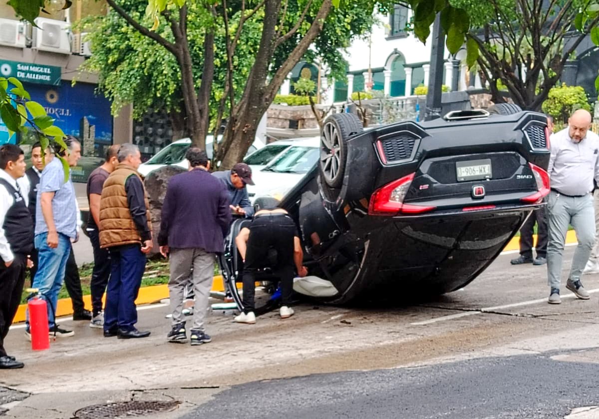 Conductor pasa por coladera y vuelca en el bulevar Campestre