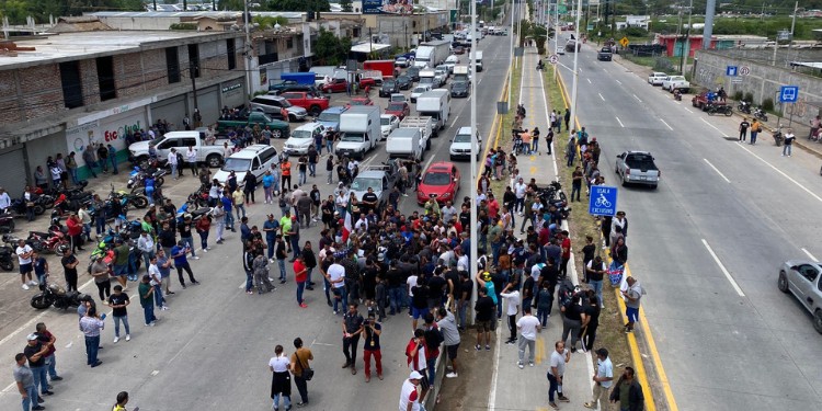 Protestan zapateros por cateos; bloquearon el Ecobulevar