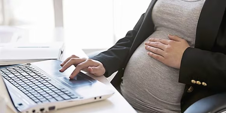 Mujeres postergan embarazo por crecimiento profesional, reporta especialista