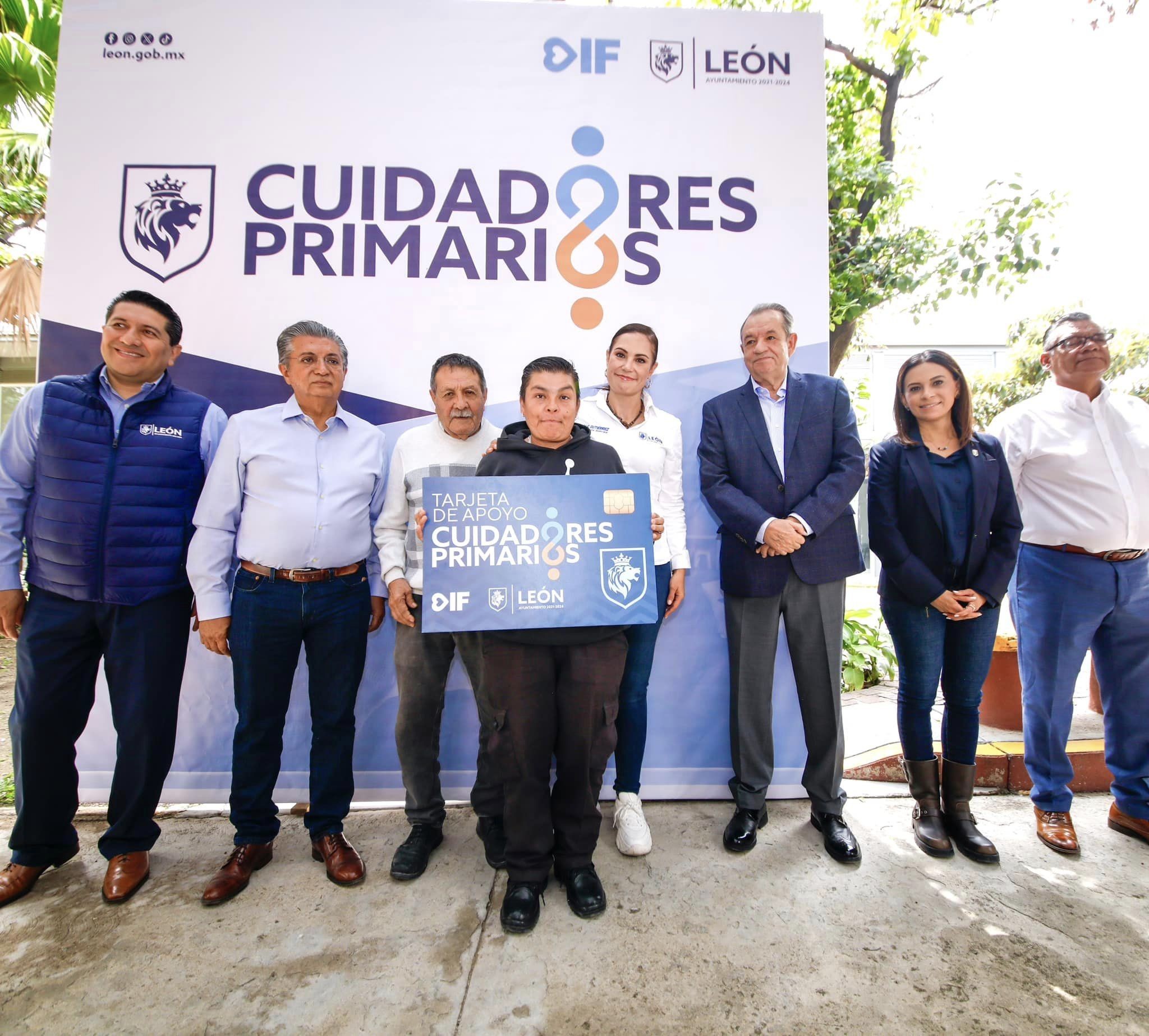 Entregan apoyos económicos a cuidadores de personas con discapacidad