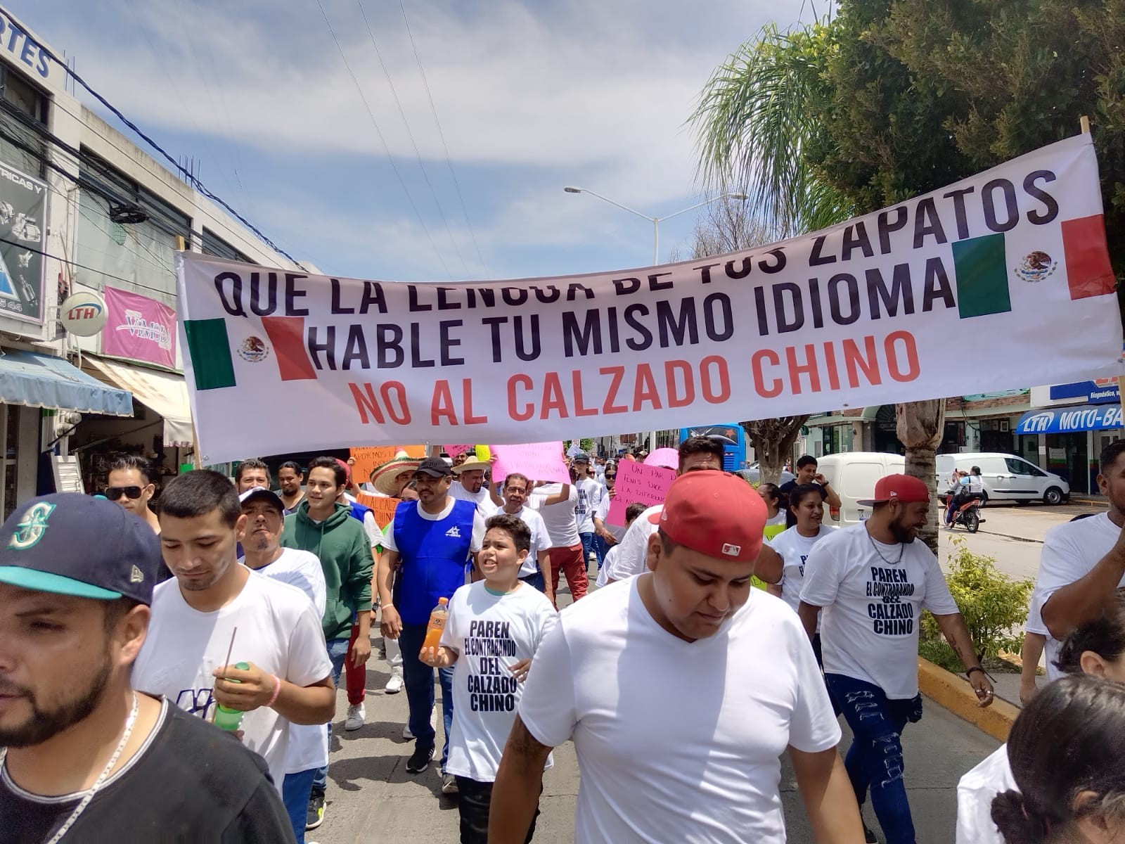 ¡Alto al contrabando chino! Zapateros toman calles de San Francisco del Rincón