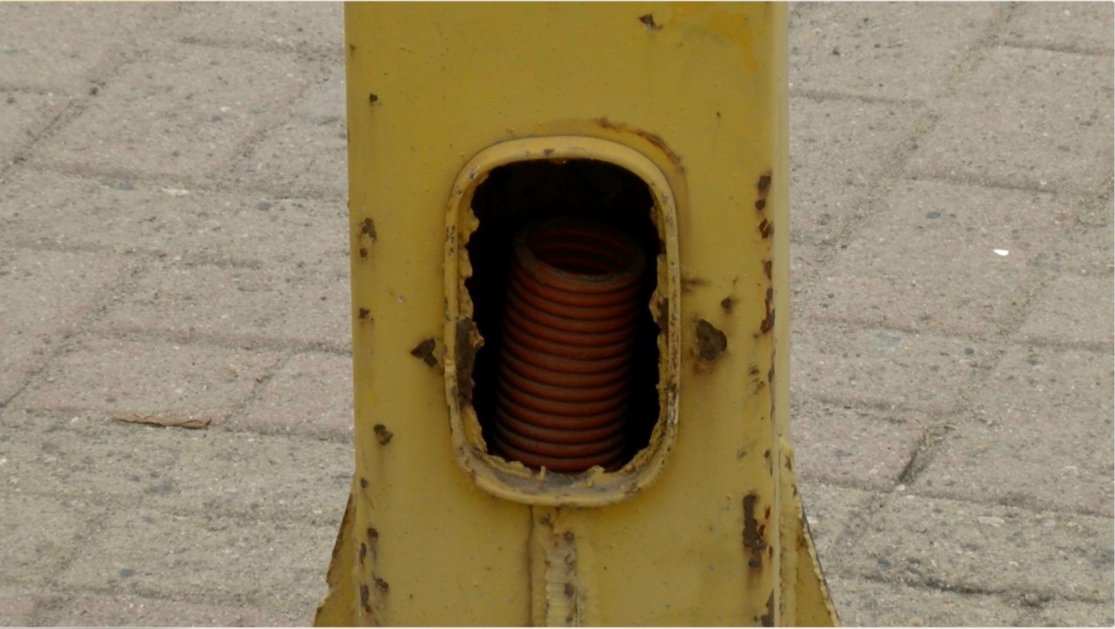 Roban cable de semáforos en 62 cruceros de León