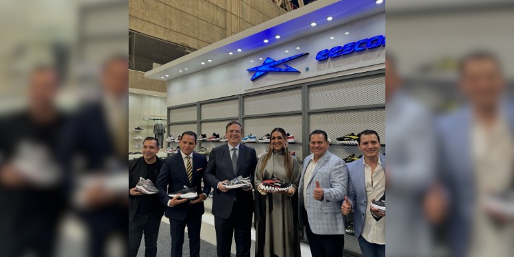 Ebrard se compromete a no dejar sola a la industria zapatera en Guanajuato